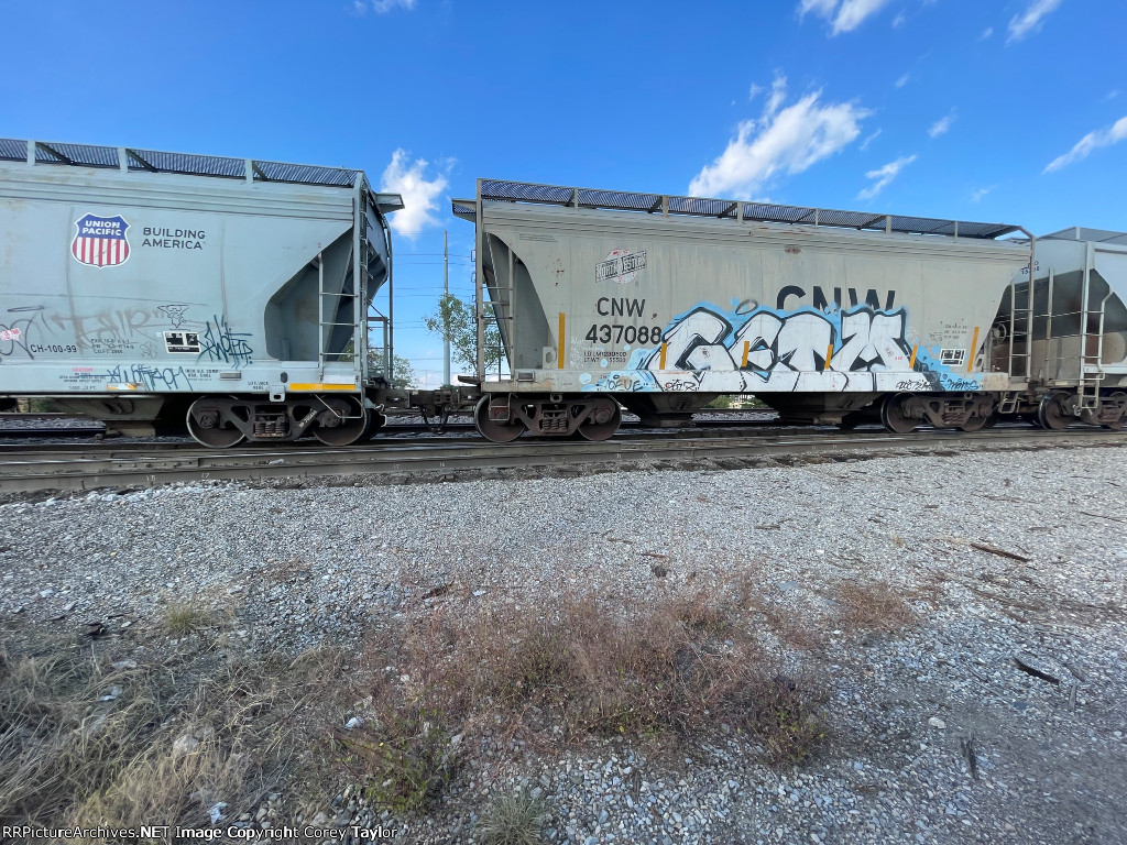 CNW 437088